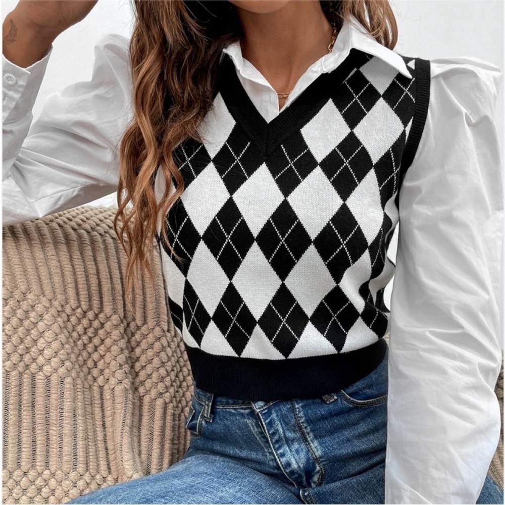 Black & White Knit Argyle Sweater Vest Size Small - Picture 11 of 11
